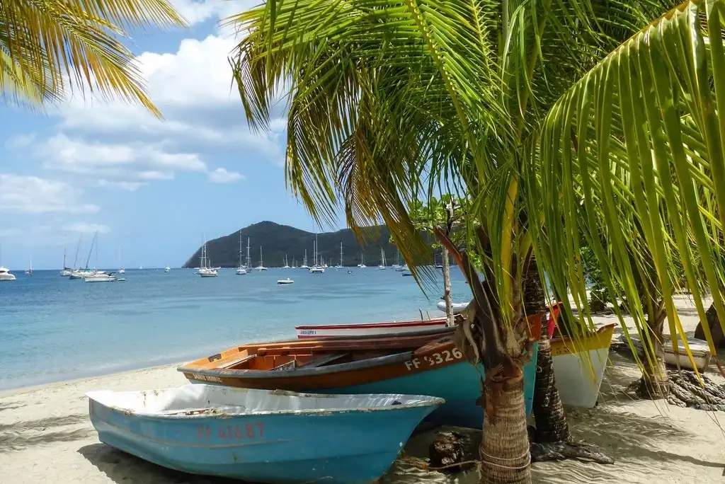 Botes de pesca en una playa del Caribe