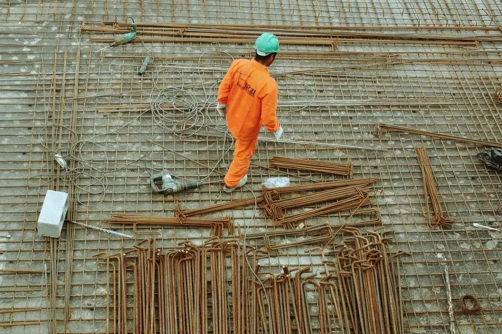 Obrero caminando sobre una losa en construcción