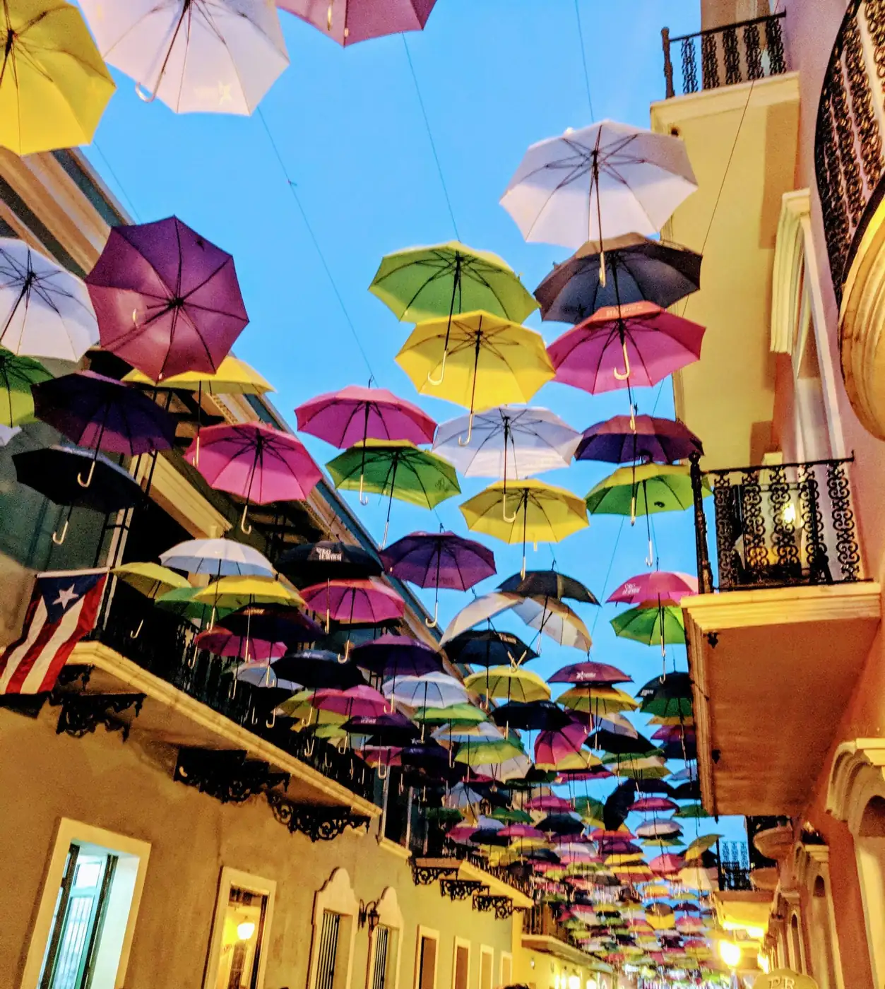 Sombrillas de colores sobre la calle Fortaleza en el Viejo San Juan