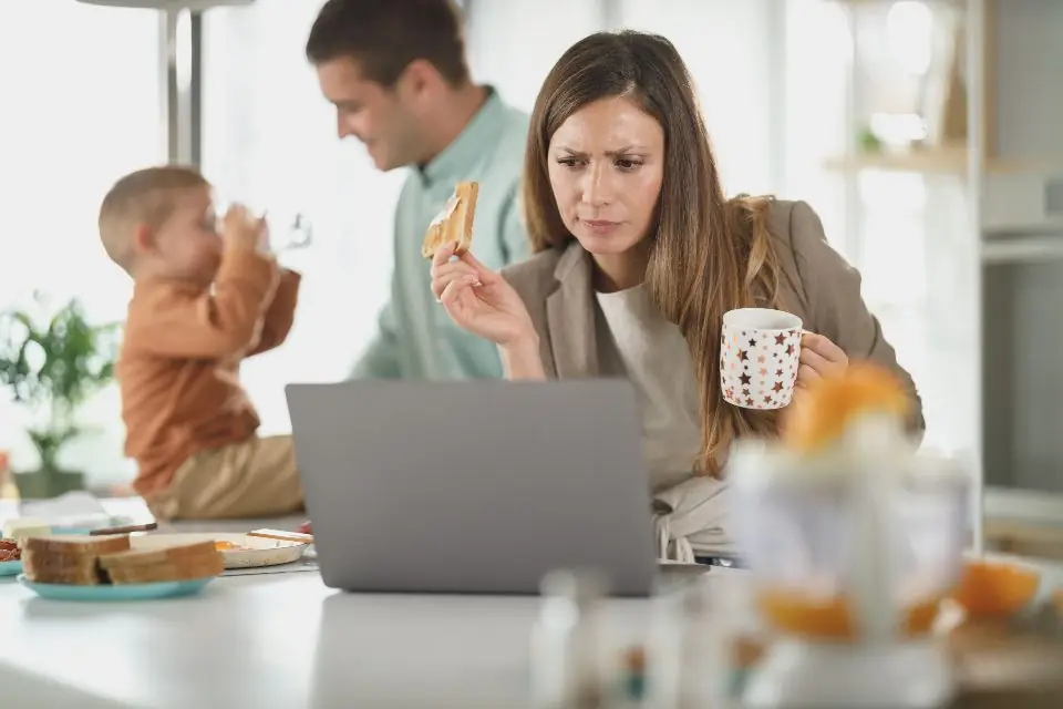 Familia desayunando en la cocina de su casa