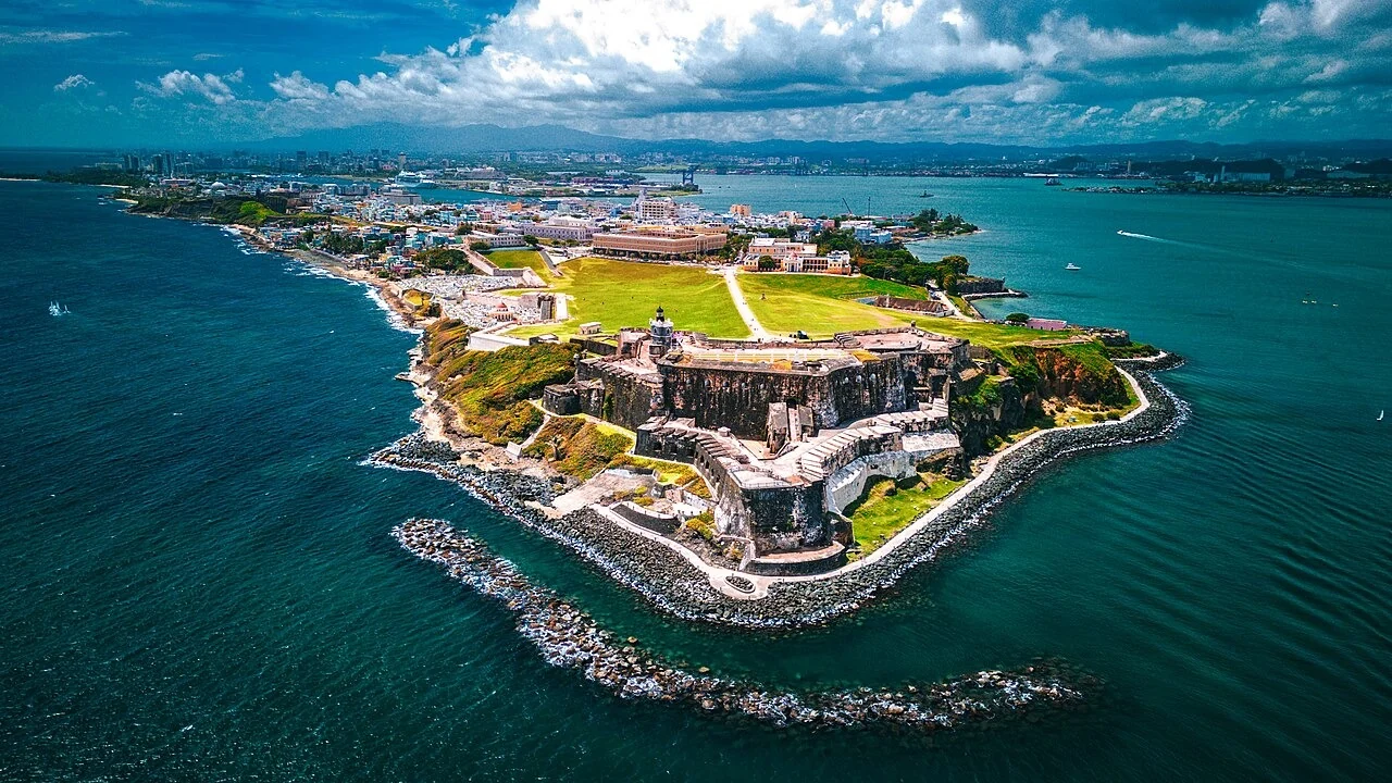 Vista aérea del Castillo San Felipe del Morro y la entrada de la bahía de San Juan