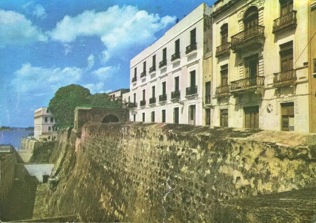 Postal antigua de la calle Tetuán y la muralla del Viejo San Juan